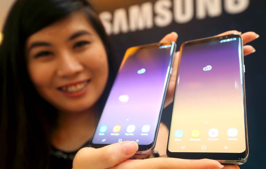 (File pix) The Samsung Galaxy S8 and S8+ smartphone. Samsung Electronics Co said Tuesday it will next week start sales of the red Galaxy S8 smartphone, which is expected to compete with newly released Apple Inc’s iPhone X. Pix by Rosdan Wahid