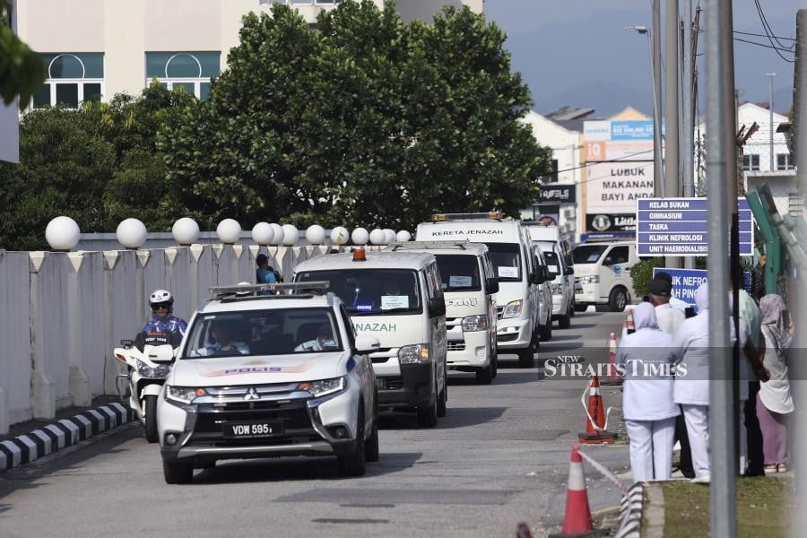 IPOH : A convoy of eight hearses carrying the victims of the Lumut helicopter crash, was seen leaving the premises of Kem Gua Permai here around 6pm today (April 24) after the funeral prayers. — NSTP / ASWADI ALIAS