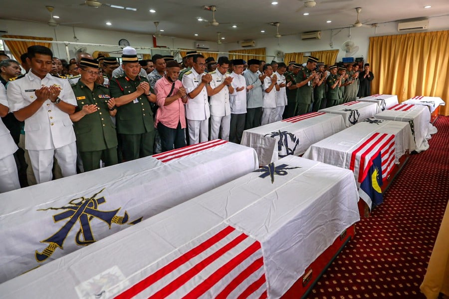 The remains of the eight victims of the helicopter crash at the Royal Malaysian Navy base in Lumut arrived at the Salahuddin Al-Ayubi Mosque at the 23rd Battalion of the Royal Malay Regiment today for the final prayers and honoured according to RMN's official ceremony. -- BERNAMA PIC
