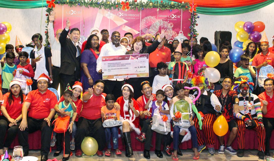 Lexis Hotel Group president Mandy Chew Siok Cheng said, “Christmas is a time of love and giving, and we are glad to be able to share some festive joy with the children”. Chew presented a mock cheque to the home’s founders Rev Paul Jagatheesan and Rev Paul Katherine, as part of the hotel’s charitable contributions. (pix by ADZLAN SIDEK)