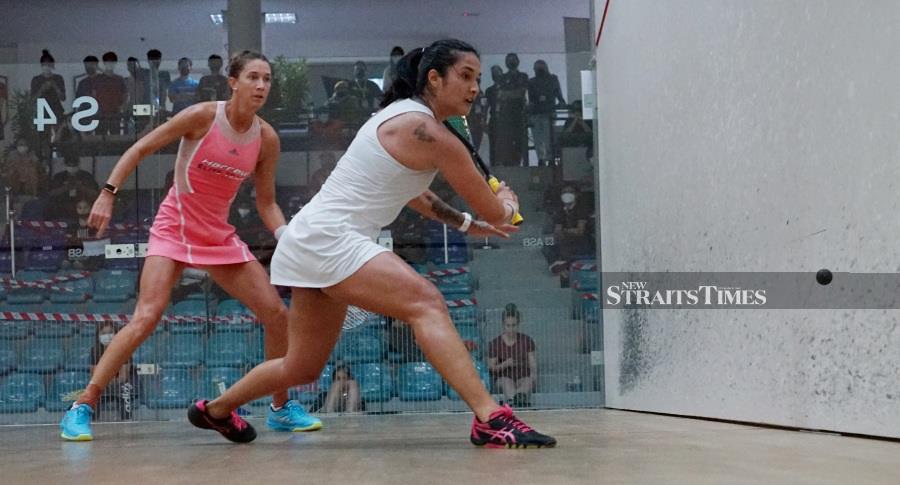 Rachel Arnold (right) in action against Donna Lobban at the Malaysian Open yesterday. -NSTP/KNG ZHENG GUAN