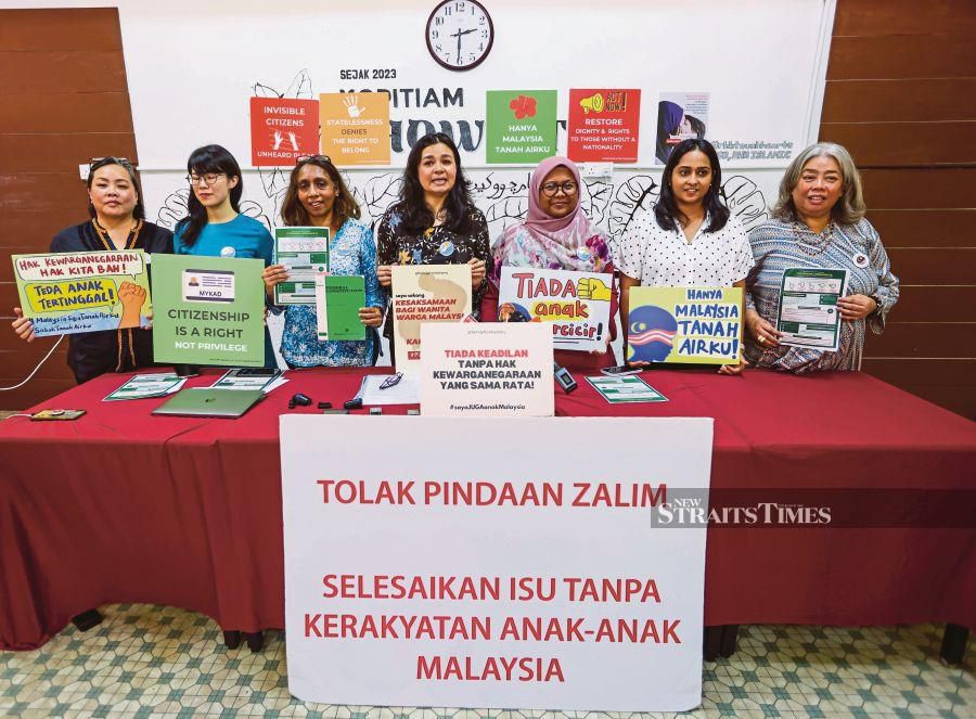 The Malaysian Citizenship Rights Alliance (MCRA) has welcomed the Home Ministry’s suggestions that non-governmental organisations (NGOs) should find a middle ground with the government to resolve citizenship issues. - NSTP pic