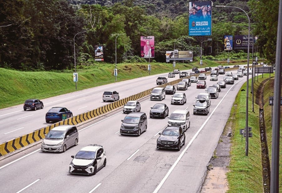 File pic showing slow-moving traffic along the highway. -- BERNAMA FILEPIC