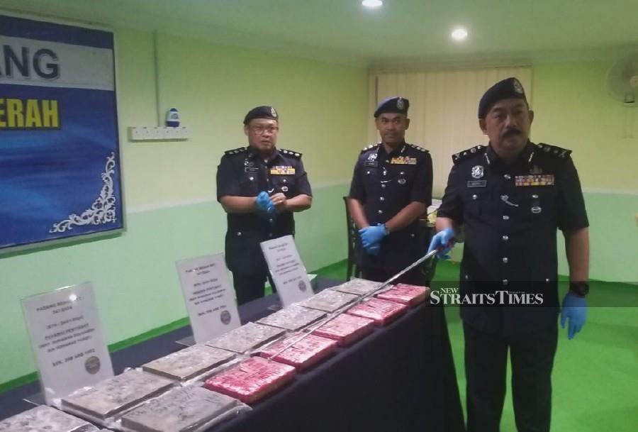 Perlis deputy police chief Senior Assistant Commissioner Baderulhisham Baharudin (right) said the arrest was made at 7.20am by a Padang Besar Narcotics Investigation Division officer. NSTP/AIZAT SHARIF