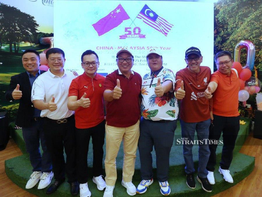 NSTP group managing editor Datuk Ahmad Zaini Kamaruzzaman (2nd from right) also present at the prize-giving ceremony "NSTP - 50th China Malaysia diplomatic relation golf series" at The Mines Golf & Country Club. NSTP/SAIFULLIZAN TAMADI 