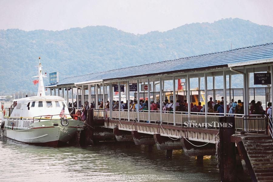 Pangkor Island is a popular tourist destination off the coast of Lumut with lovely beaches and sunsets with an abundant supply of fish, prawns, crabs and lobsters. NSTP FILE PIC