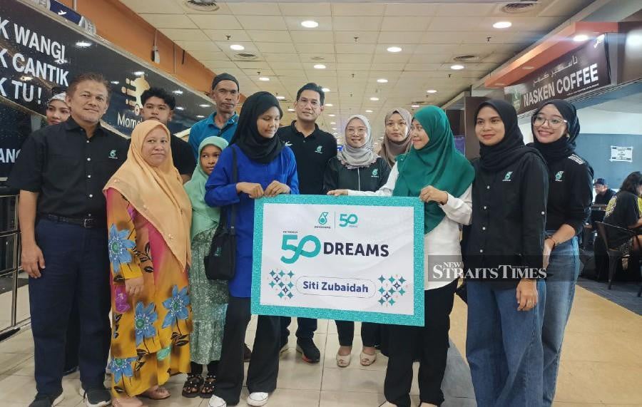 Siti Zubaidah Zulkefli (blue shirt), accompanied by her four family members depart to Kuala Lumpur on a flight from the Sultan Ismail Petra Airport in Pengkalan Chepa. NSTP/SITI ROHANA IDRIS