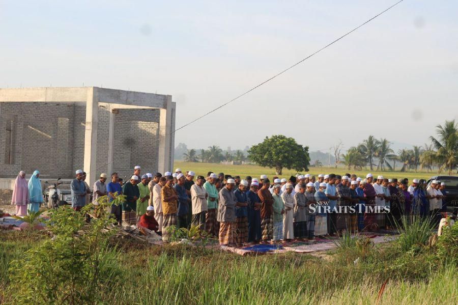About 200 residents in Kampung Melor Lama held a solat hajat (special prayer ceremony) following the worst drought season in 20 years, which has left wells dry and destroyed rice crops here. NSTP/NOR AMALINA ALIAS