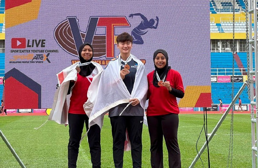 Ng Jing Xuan (centre) and other medallists of the women's javelin event at the Higher Learning Institution Championships in Kuantan today.