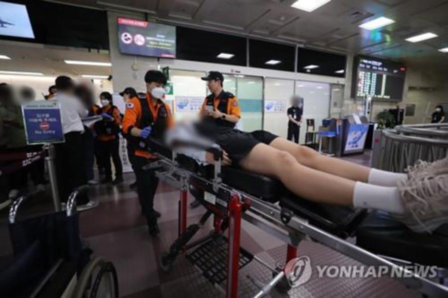 A student is moved to a hospital due to breathing difficulty after an airplane landed with a door open at Daegu International Airport on May 26, 2023. -Pic credit to Yonhap News