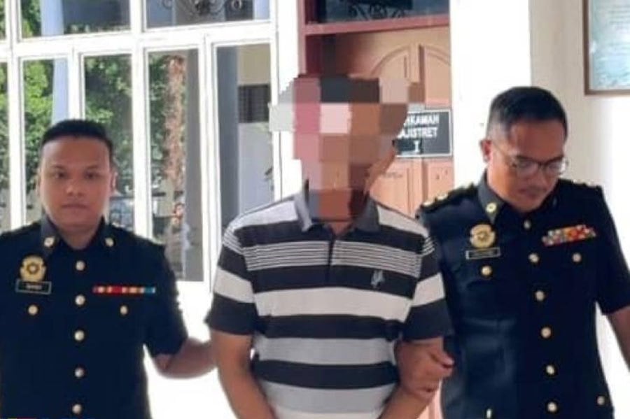 A school headmaster in Bintulu suspected of making false claims amounting to approximately RM125,000 has been remanded by the Malaysian Anti-Corruption Commission (MACC). PIC CREDIT TO BULETIN TV3