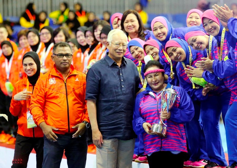 Najib breaks from work schedule, attends BN rep's wives ...