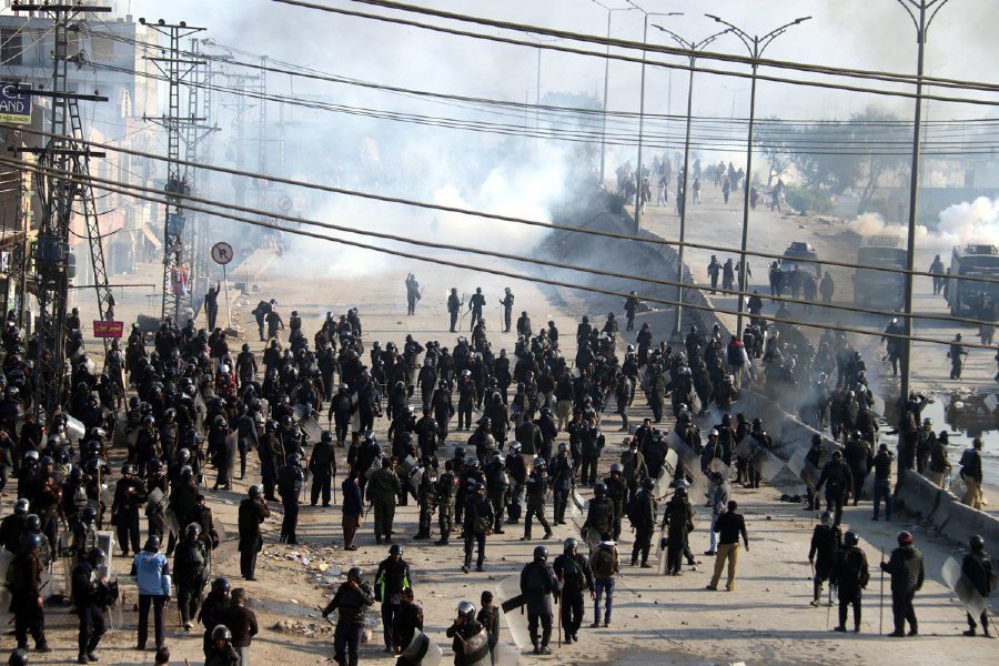 Clashes As Pakistani Police Try To Disperse Islamist Sit-in | New ...