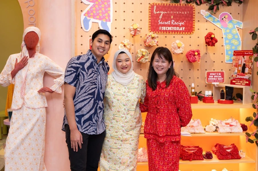 Secret Recipe has collaborated with local clothing brand Bayu Somerset to introduce a collection of traditional Malay outfits inspired by the former’s cake collection.