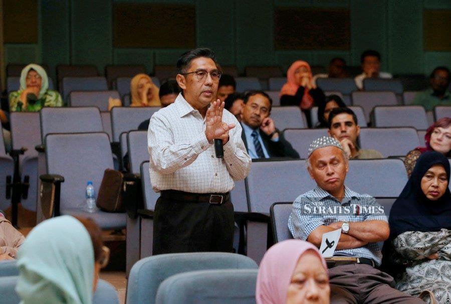 Former chairman of the Civil Aviation Authority of Malaysia (CAAM) Datuk Seri Azharuddin Abdul Rahman speaking during a forum in Gombak on Aug 17, 2019. - NSTP file pic