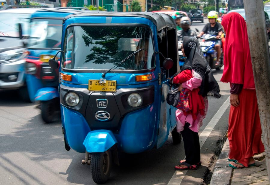 Ride-hailing apps run Indonesian tuk-tuks off road | New ...