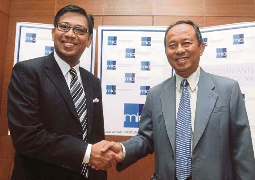  Minority Shareholder Watchdog Group chairman Tan Sri Dr Sulaiman Mahbob (right) with MIA president Johan Idris at the opening of the Corporate Board Leadership 2014 yesterday. Pic by Salhani Ibrahim