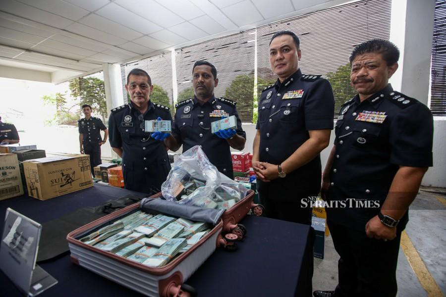 Police are still looking for the owner of a pink-and-white luggage bag filled with over half a million ringgit, which was left at a shopping mall’s parking lot in Damansara on March 20. - NSTP/HAZREEN MOHAMAD