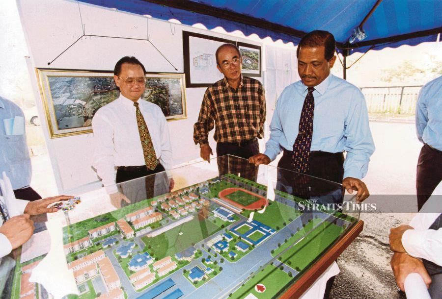 Lee Kim Sai (centre) briefing the then inspector-general of police Tan Sri Abdul Rahim Mohd Noor on the construction of the FRU Complex in Kuala Lumpur on Sept 6, 1997. FILE PIC 