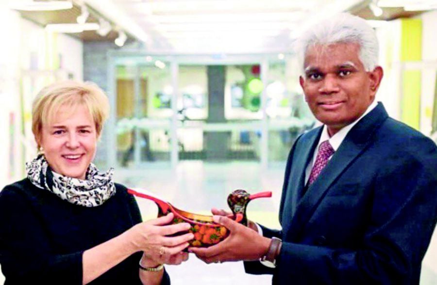  Russian state children’s library head Maria Vedenyapina presenting a gift to Malaysian ambassador to Russia Datuk Bala Chandran Tharman at the closing ceremony of the International Board on Books for Young People (IBBY) congress in Moscow recently. PIC COURTESY OF WRITER