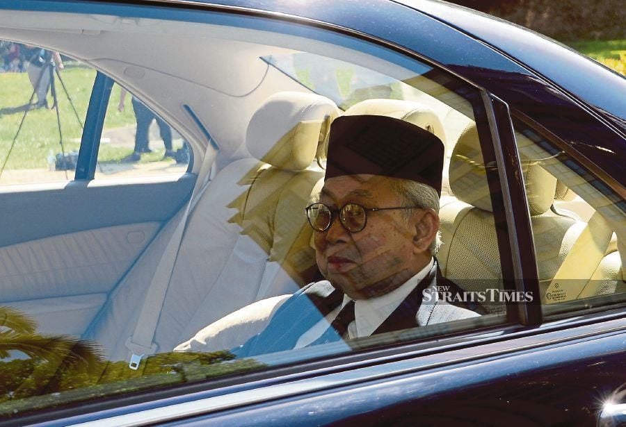 Gua Musang member of parliament Tengku Razaleigh Hamzah arriving at Istana Negara, Kuala Lumpur, yesterday. -NSTP/Hairul Anuar Rahim