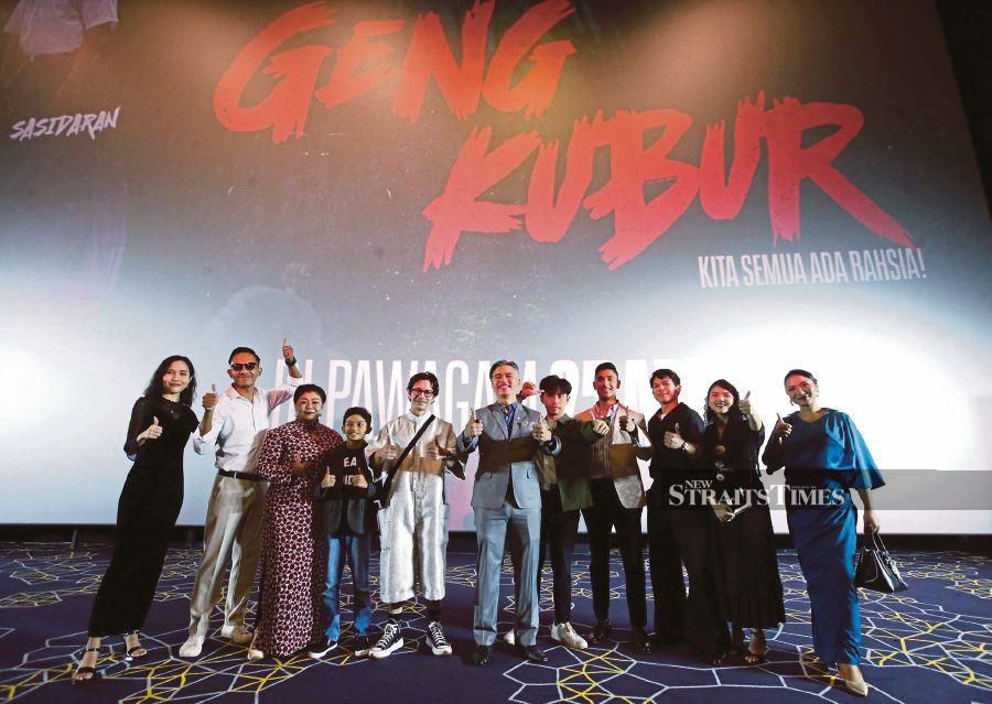 Director Gavin Yap (fifth from left) and Iron Hill Media Sdn Bhd executive producer Michael Chen (centre) with the cast of ‘Geng Kubur’. NSTP/EIZAIRI SHAMSUDIN