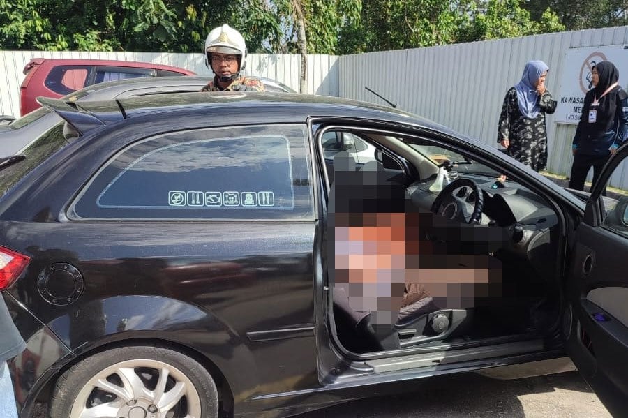 Pahang Fire and Rescue Department public relations officer Zulfadli Zakaria said the dead bodies belonging to a male and female were found in the driver’s seat, and front passenger seat.