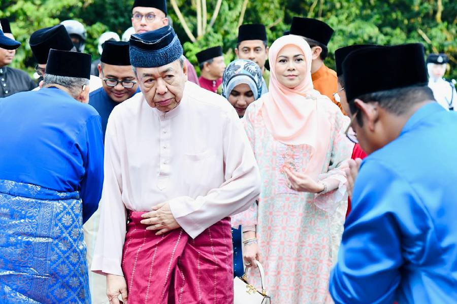 Sultan of Selangor Sultan Sharafuddin Idris Shah tonight presented financial aid to 500 orphans, single mothers and others in need at an event at Masjid Tengku Kelana Jaya Petra here. PIC COURTESY OF FB SELANGOR ROYAL OFFICE