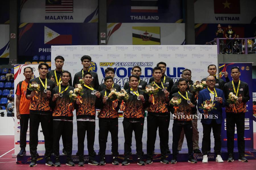 Malaysia stunned Thailand to claim the title in both the doubles and inter-regu categories, but were forced to settle for runners-up to them in the team event at the Titiwangsa Stadium. NSTP/HAZREEN MOHAMAD