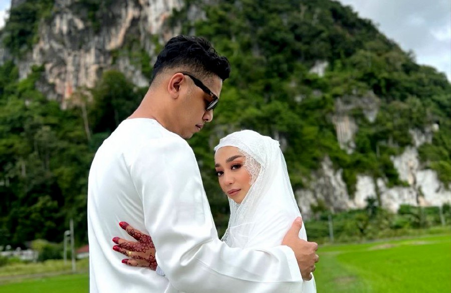 Singer and composer Amylea Azizan is now married to a fireman from Singapore, Mohammad Aqbar Mohamad.
