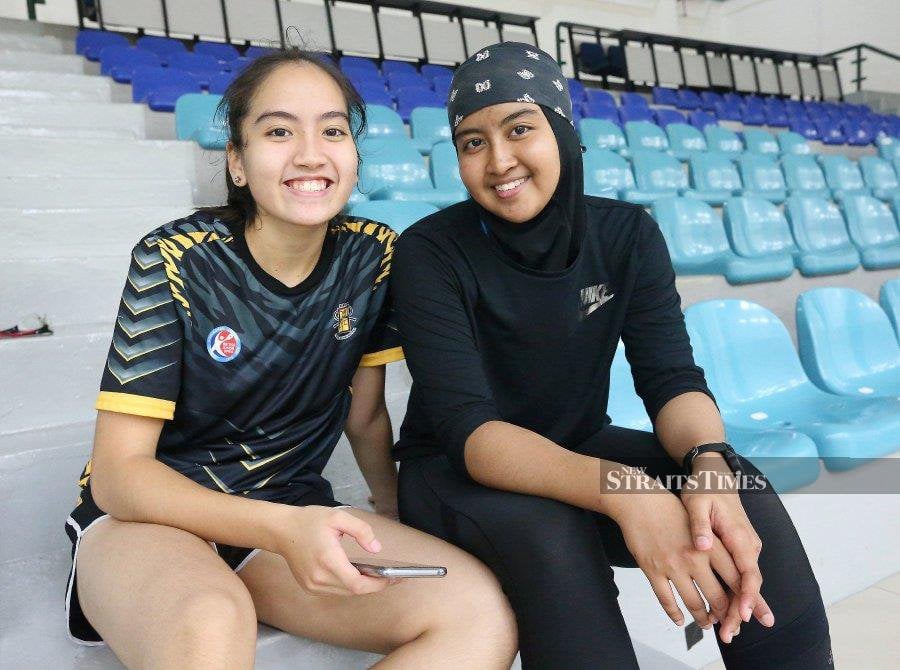 Aifa Azman (right) with her sister Aira Azman - NSTP file pic