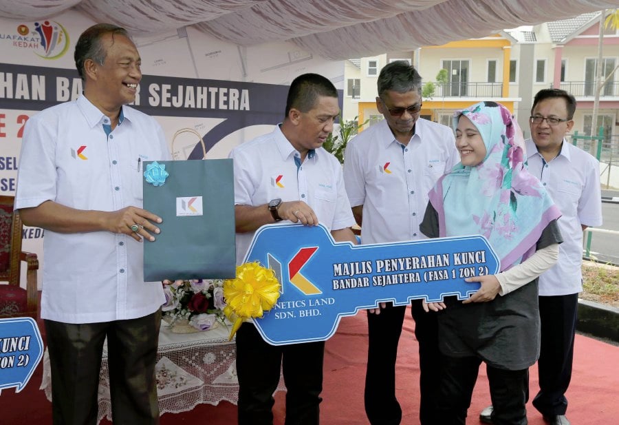  State Housing and Local Government Committee chairman Datuk Badrol Hisham Hashim presented keys to 91 house buyers at Bandar Sejahtera Town Housing Project Phase 1, Zone 2 today. Pix by Shahrizal Md Noor