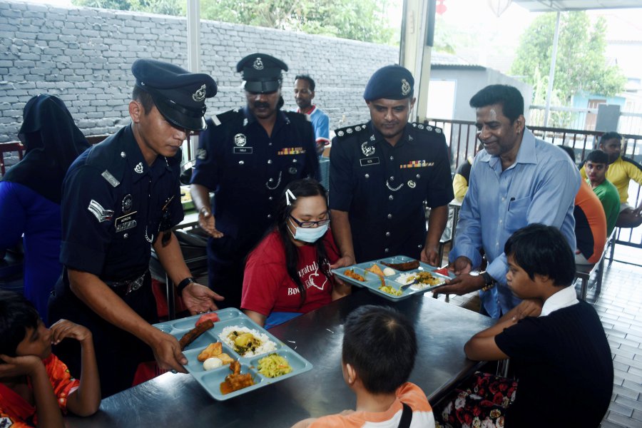 Port Klang Cops Warmly Welcomed During Police Day Visits To 2 Homes