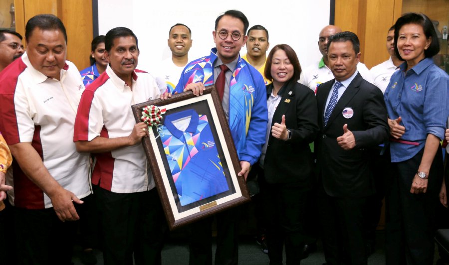 Deputy sports minister, Steven Sim (centre) during the launch of the Asia Pacific Masters Games 2018 at Seri Damansara. Also present are Olympic Council of Malaysia president Datuk Seri Mohamad Norza Zakaria (2nd-right), Penang Asia-Pacific Masters Games Sdn Bhd chief executive officer, Linda Geh (3rd-right), UFL Executive ChairmanDatuk Malek Noor (left) and UFL Sdn Bhd director Datuk Radha Krishnan. Pic by MOHAMAD SHAHRIL BADRI SAALI