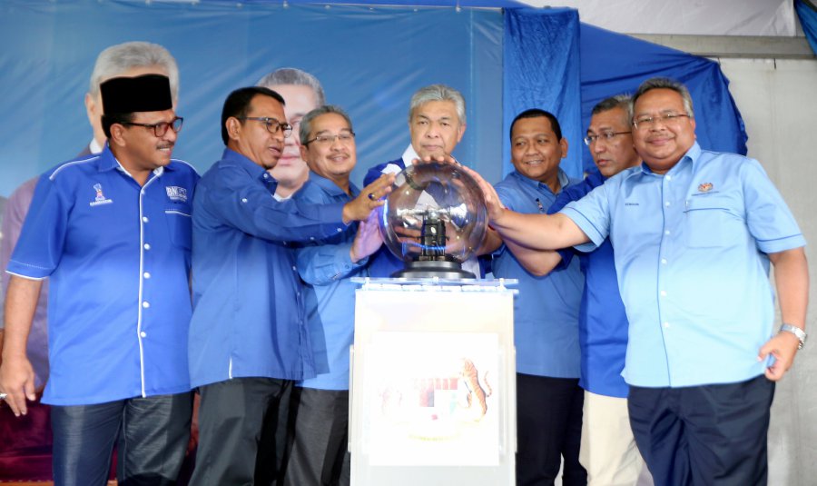 Datuk Seri Dr Ahmad Zahid Hamidi during the launch of the road upgrading project for the FT069 route from Simpang Empat-Hutan Melintang and elevated interchange routes in Simpang Empat at the Umno Complex here today. (NSTP/L MANIMARAN)