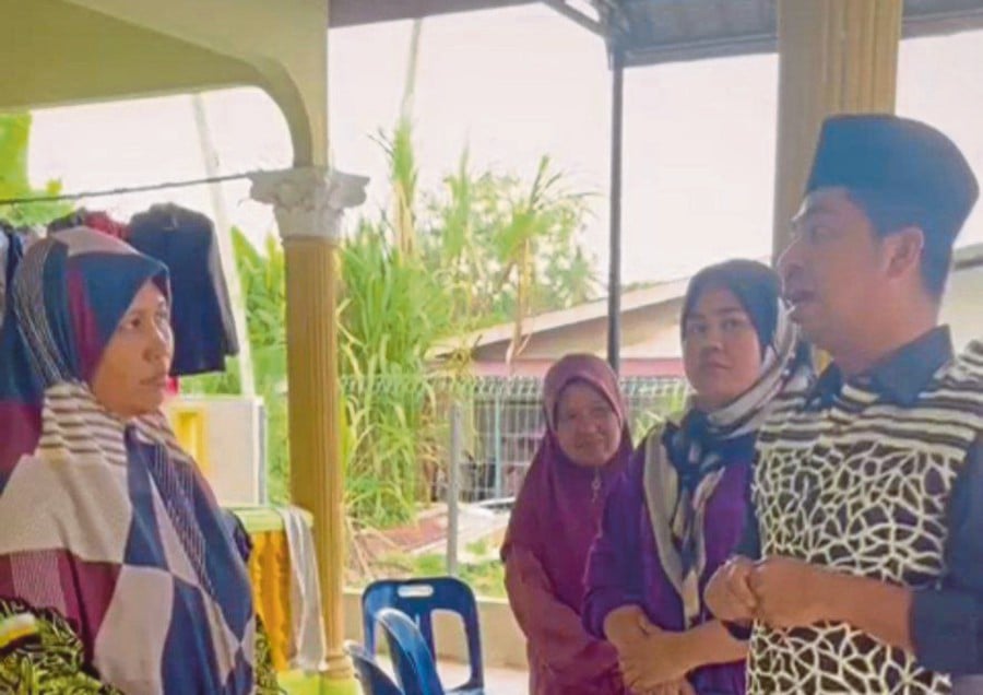 Sik Umno chief Datuk Muhamad Khizri Abu Kassim (right) said they were ready to adopt the children with consent from the late Faisol’s family.