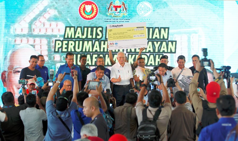 Datuk Seri Najib Razak said the fishermen resettlement project in Tanjung Dawai here was an example of how serious the government was about transforming the fishing community. (NSTP/SHARUL HAFIZ ZAM)