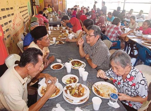  Many residents attended the Hari Raya Aidilfitri open house at Surau Al Ansar. Pic by Saifullizan Tamadi