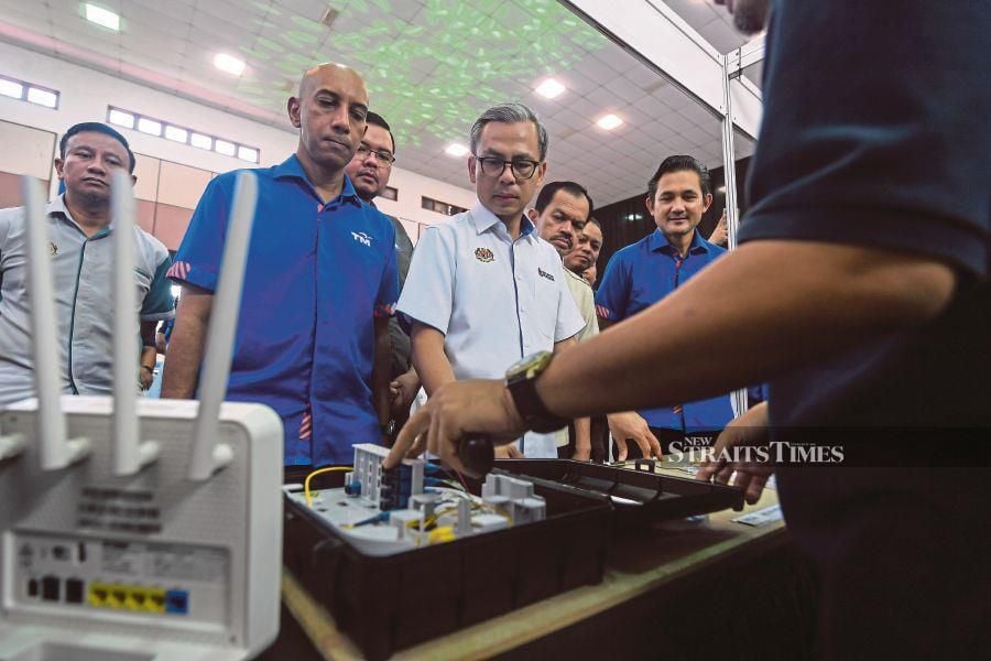 Communications Minister Fahmi Fadzil has reminded Datuk Seri Dr Ahmad Samsuri Mokhtar not to be a hypocrite following Terengganu State Legislative Assembly’s rejection of the Territorial Sea Act 2012 yesterday.--fotoBERNAMA (2024) HAK CIPTA TERPELIHARA