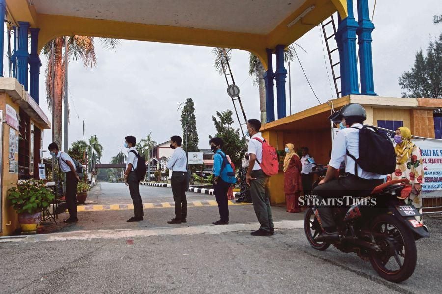 Form Five students of SMK Dato’ Razali Ismail in Kuala Terengganu returning to school on Jan 20.  PIC BY GHAZALI KORI