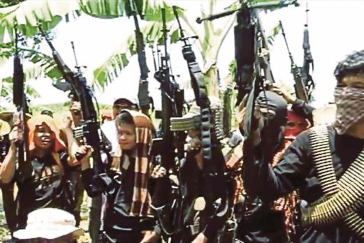  Abu Sayyaf militants brandishing weapons in 2014. The beheading of Bernard Then in November by the Abu Sayyaf, a group that has pledged allegiance to the Islamic State, tells of their notoriety.
