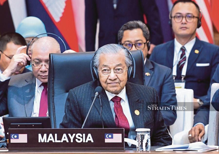 Prime Minister Tun Dr Mahathir Mohamad with South Korean and Asean leaders at the Asean-Republic of Korea Commemorative Summit in Busan yesterday. BERNAMA PIC 