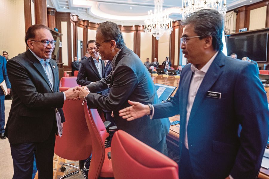  Prime Minister Datuk Seri Anwar Ibrahim (left) greeting Health Minister Datuk Seri Dr Dzulkefly Ahmad and Plantation and Commodities Minister Datuk Seri Johari Abdul Ghani (right) at the first Special Cabinet Meeting of the Unity Government in Putrajaya earlier this month. PIC COURTESY OF PRIME MINISTER’S OFFICE 