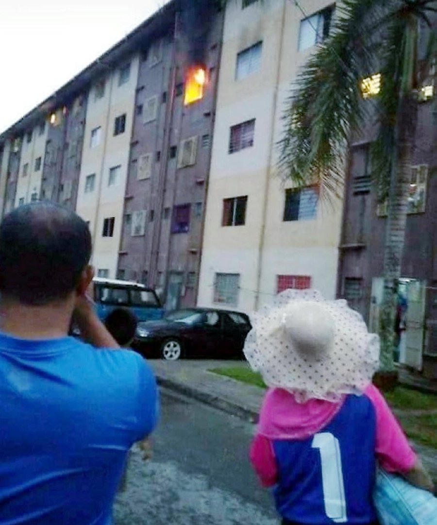 Telipok Ppr Folks Battle Flat Fire With 30 Extinguishers