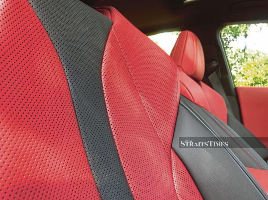Nice perforated sports leather seats with eight-way adjustments and memory functions.