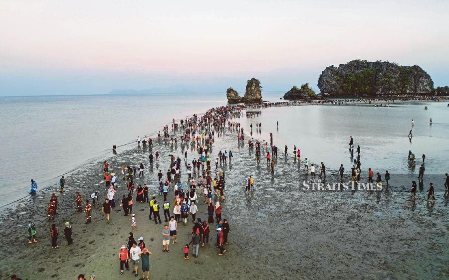 Thousands of visitors walk to Pulau Chabang and Pulau Kelam Baya. All Pics by Alan Teh Leam Seng