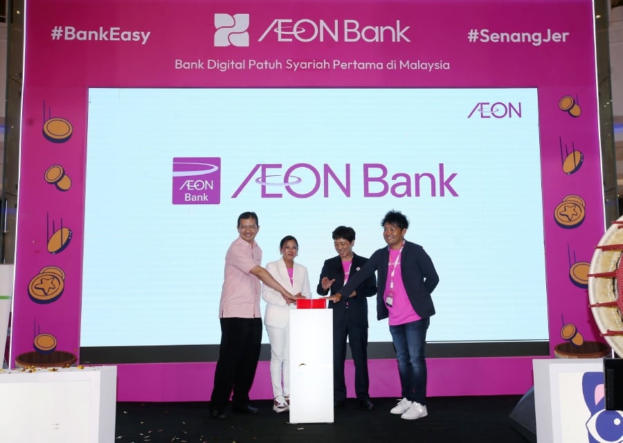 Chief Executive Officer of AEON Bank (M) Berhad, Y.M. Raja Teh Maimunah (second from left) with the Managing Director of AEON Co. (M) Berhad, Naoya Okada (third from left) performing the opening ceremony at the Launch Ceremony of the First Islamic Digital Bank in Malaysia, Aeon Bank at Aeon Mall Shah Alam. NSTP/EIZAIRI SHAMSUDIN 