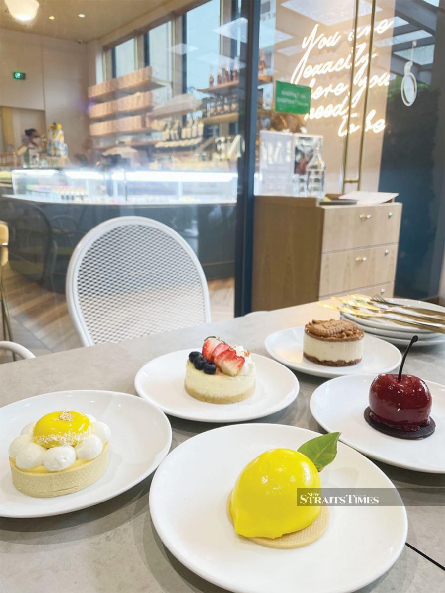 The selection of yummy cakes that also look pretty!
