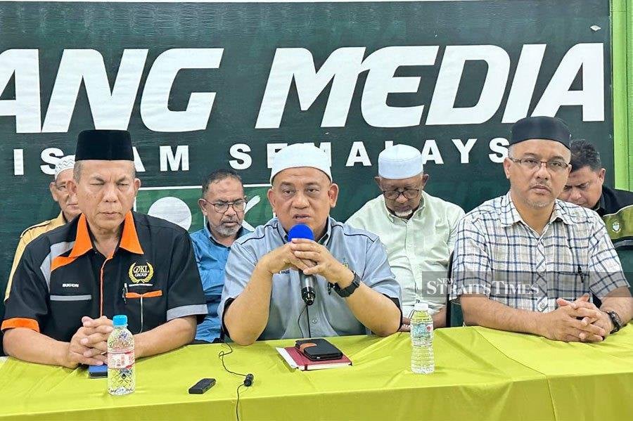 State opposition leader Muhammad Fauzi Yusof (center) said numerous requests by the opposition to meet Deputy Chief Minister I Professor Datuk Dr Mohammad Abdul Hamid were ignored. NSTP/AUDREY DERMAWAN