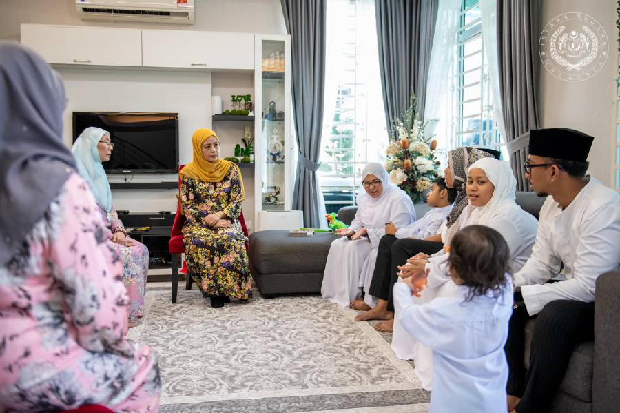 Her Majesty Raja Zarith Sofiah, Queen of Malaysia, today visited the family of Lieutenant Commander Mohammad Amirulfaris Mohamad Marzukhi, who died in the Lumut helicopter crash on Tuesday. COURTESY PIC
